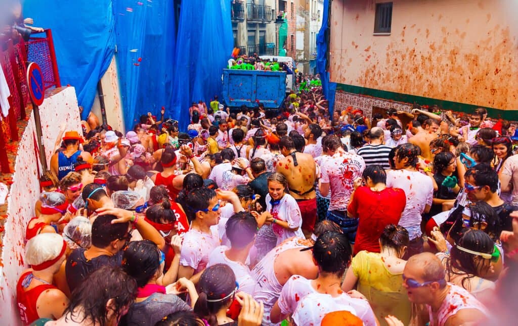 Se-utilizan-aproximadamente-150-toneladas-de-tomates Fiesta de la Tomatina en España: Todo lo que debes saber