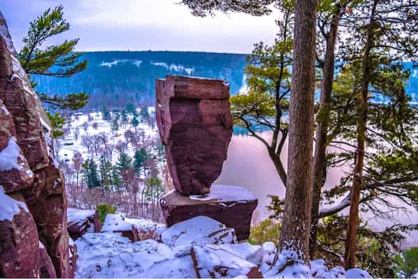 Sendero-de-roca-equilibrada 10 Rutas de Senderismo en el Parque Estatal Devil's Lake en Wisconsin