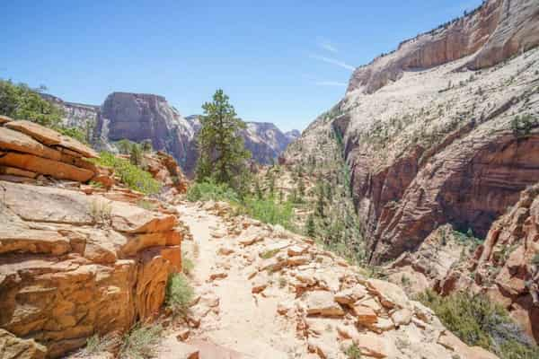 Sendero-del-borde-oeste-de-arriba-hacia-abajo 5 Maravillosas Rutas para Mochileros en el Parque Nacional Zion, Utah