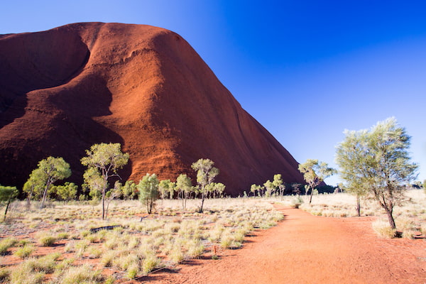 Sigue-los-antiguos-pasos-del-pueblo-mala-1 12 mejores maneras de explorar Uluru en Australia