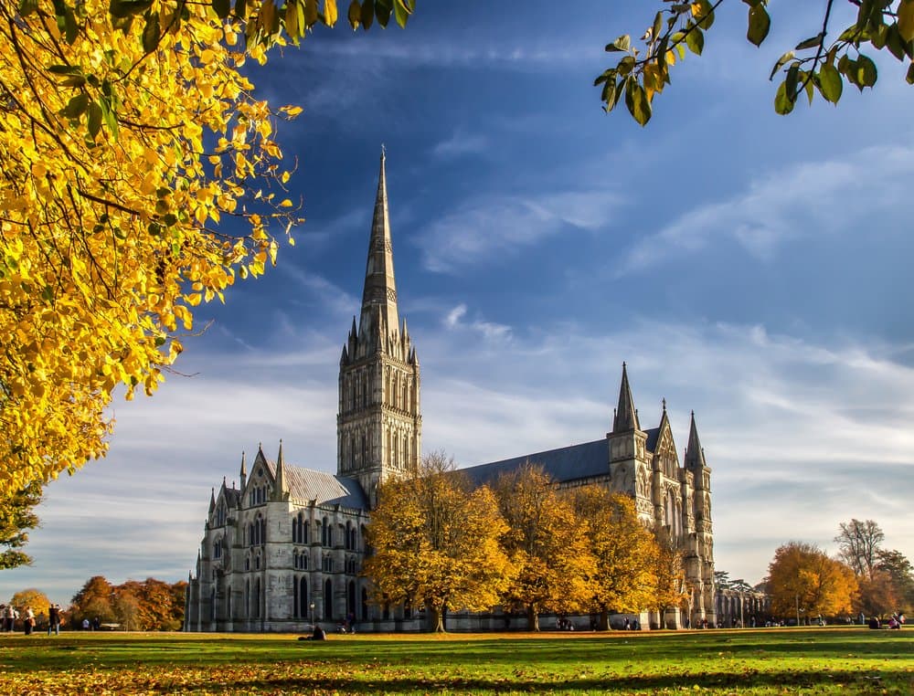 Stonehenge-y-Salisbury 8 Increíbles Lugares para conocer en un solo día desde Londres