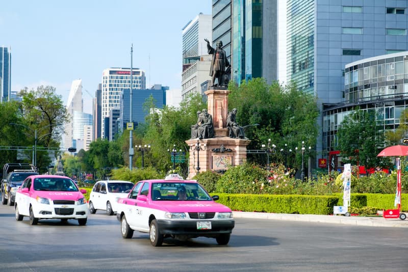 Taxi-transporte-de-mexico 5 Datos que debes saber sobre el Transporte en México