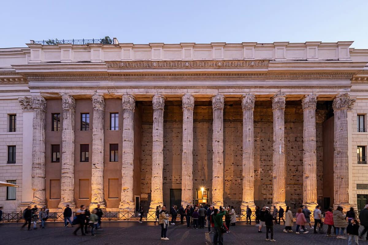 Templo de Adriano Homenaje arquitectónico al emperador romano