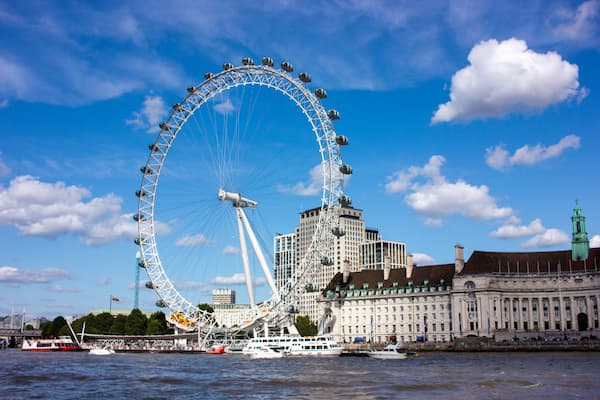 Toma-vuelo-en-el-London-Eye 24 Lugares para visitar en Londres: Atracciones turísticas imperdibles