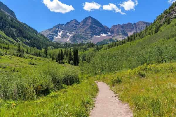 Tome-una-caminata-en-Maroon-Bells-1 10 Formas Divertidas de Explorar Aspen en el verano