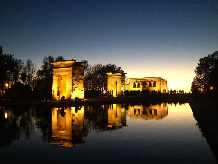 Ver-el-atardecer-en-el-Templo-de-Debod 10 Cosas para hacer en tu primer viaje a Madrid