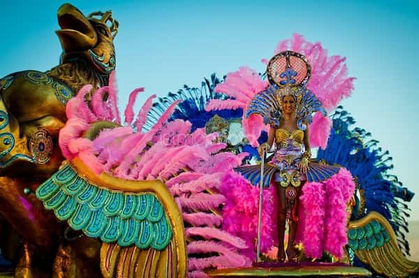 Vestidos-coloridos Gózate el Carnaval de Panamá ¡Una Experiencia Inolvidable!