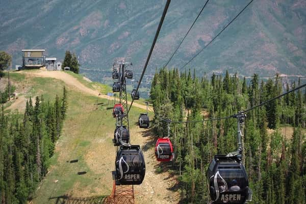 Viaja-en-la-gondola-Silver-Queen-1 10 Formas Divertidas de Explorar Aspen en el verano