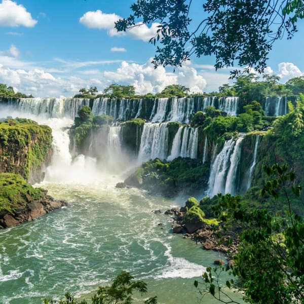 Visite-tres-paises-en-un-solo-sitio-Razones-para-visitar-Las-Cataratas-del-Iguazu-1 14 Razones para visitar las Cataratas del Iguazú en Brasil