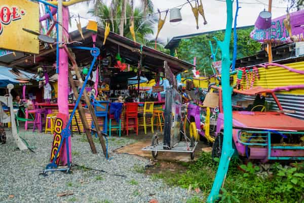 Viva-el-ambiente-Pura-Vida-en-Puerto-Viejo 8 Increíbles Actividades en Puerto Viejo, Costa Rica