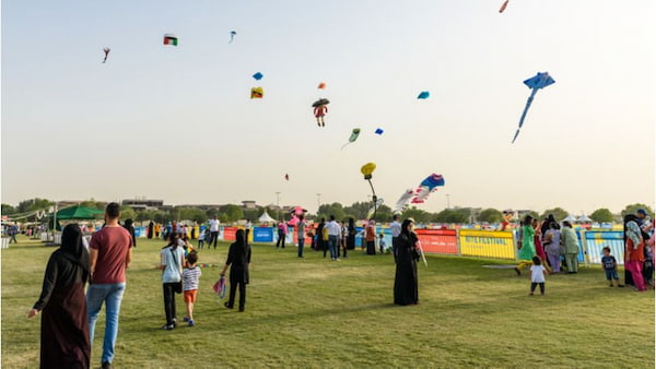 Vuela-una-cometa-para-una-experiencia-feliz-1 Doha Corniche: Todo lo que Necesitas Saber sobre este Lugar