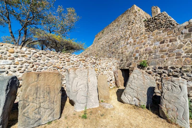 los-danzantes-de-monte-alban 7 Cosas que debes saber antes de visitar Monte Albán, Oaxaca