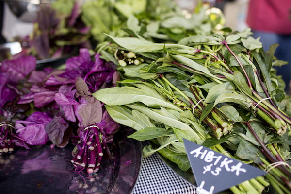 mercado-de-agricultores-locales-7 8 lugares para relajarse en Byron Bay, Australia