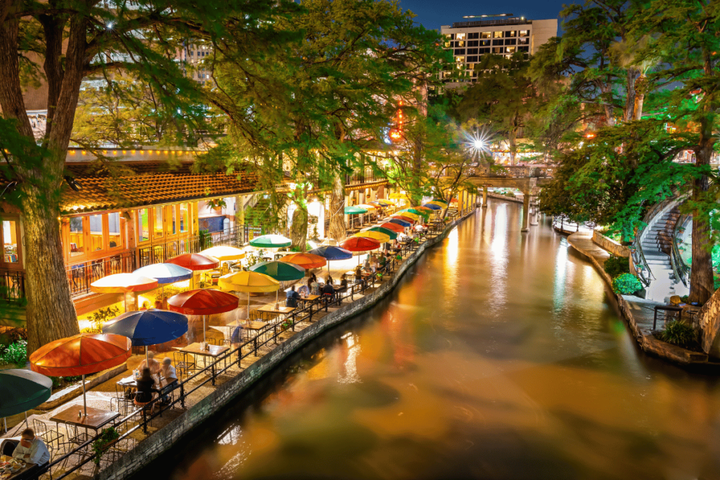 paseo-por-el-rio-San-Antonio-turismo-1024x683 20 Lugares icónicos de Estados Unidos para visitar