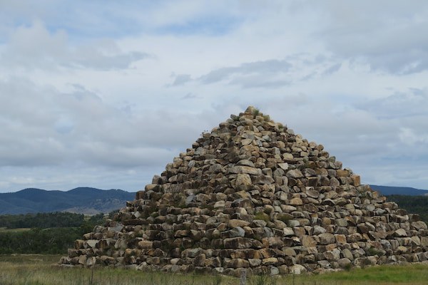 piramide-granite-belt-2 10 razones para enamorarse de Granite Belt