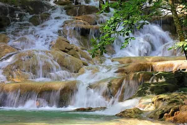 Cataratas-del-rio-Dunn-Ocho-Rios-Atracciones-turisticas-en-Jamaica 18 Atracciones turísticas en Jamaica: Destinos Turísticos Imperdibles