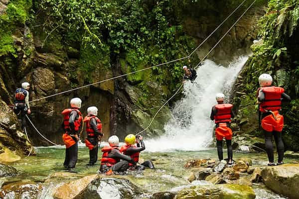 Explorando-las-partes-altas-del-Amazonas-en-Tena 10 Atracciones turísticas de Ecuador: Belleza y Cultura en un Solo Destino