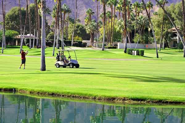 Jugar-al-golf 19 Cosas para hacer en Palm Springs que deberías incluir en tu itinerario