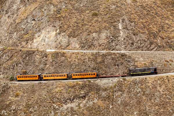 La-Nariz-del-Diablo 10 Atracciones turísticas de Ecuador: Belleza y Cultura en un Solo Destino