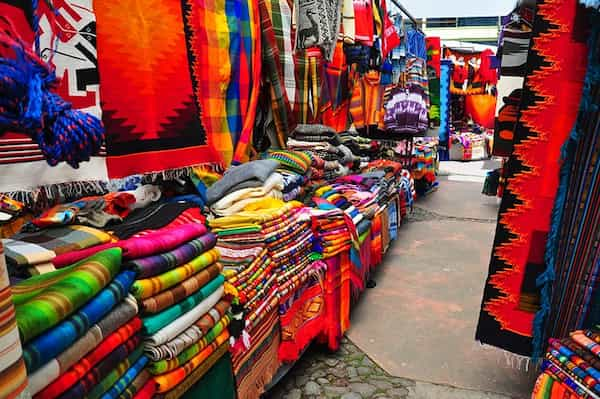 Mercado-de-Otavalo 10 Atracciones turísticas de Ecuador: Belleza y Cultura en un Solo Destino