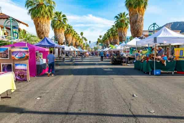 No-te-pierdas-la-fiesta-callejera-semanal-de-VillageFest 19 Cosas para hacer en Palm Springs que deberías incluir en tu itinerario