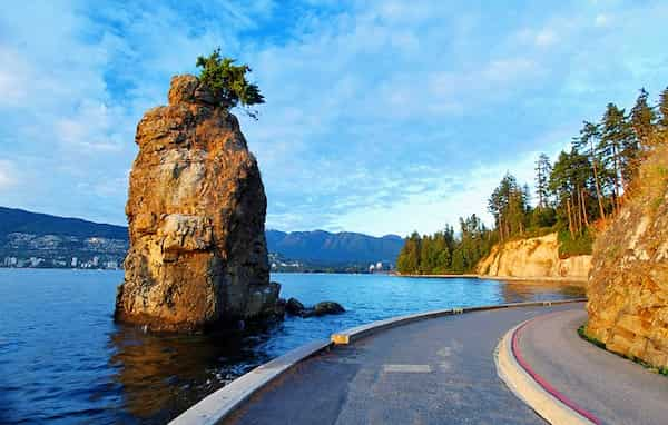 Pasee-en-bicicleta-o-camine-por-el-malecon 14 Principales atracciones turísticas de Stanley Park