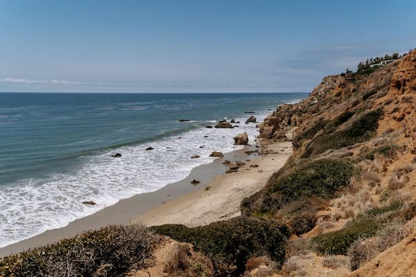 Playa-Zuma-Malibu 20 Destacadas playas del sur de California para disfrutar del sol y las olas