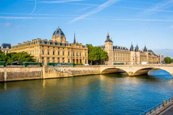 A-orillas-del-rio-Sena-Lugares-para-hacer-picnic-en-Paris 6 Lugares para hacer picnic en París: Disfruta de la ciudad al aire libre