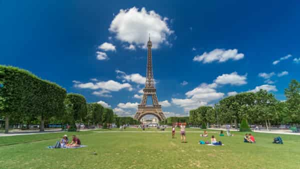 Campo-de-Marte-Lugares-para-hacer-picnic-en-Paris 6 Lugares para hacer picnic en París: Disfruta de la ciudad al aire libre