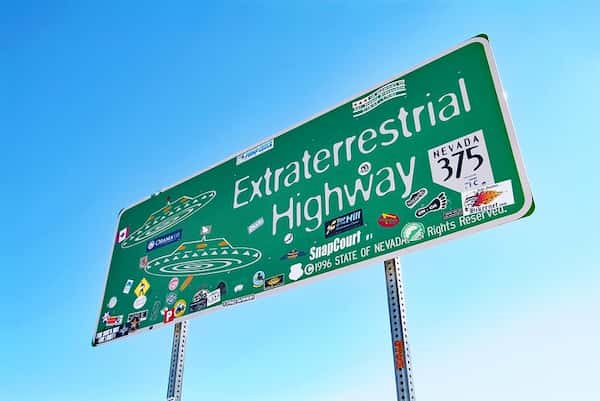 Conduce-por-la-autopista-extraterrestre Excursiones de un día desde Las Vegas: 11 Escapadas imperdibles cerca de la ciudad del pecado