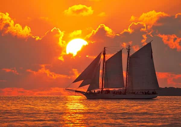 Disfrute-de-un-crucero-al-atardecer-en-Key-West-y-pasee-por-Duvall-Street 19 Mejores cosas para hacer en Florida: Experiencias únicas que no puedes perderte