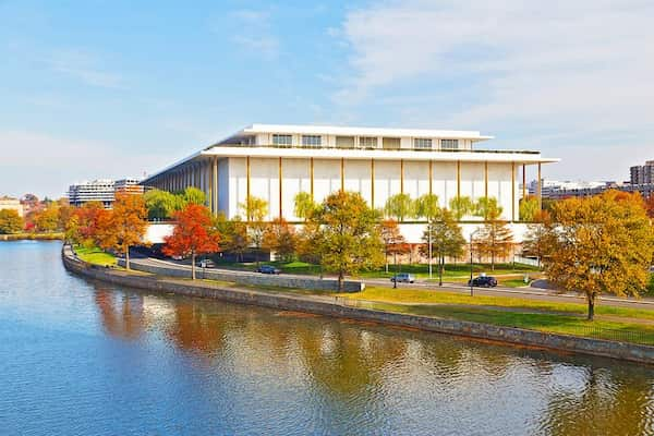 El-Centro-John-F.-Kennedy-para-las-Artes-Escenicas 25 Atracciones turísticas en Washington: Lugares imperdibles en la capital de EE. UU.