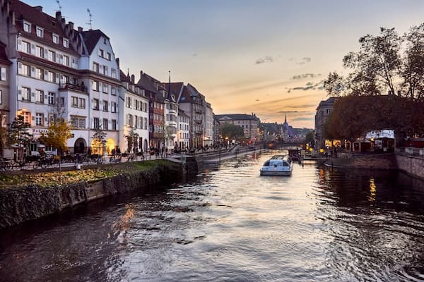 Flotar-por-el-rio-Que-hacer-un-dia-en-Estrasburgo Que hacer un día en Estrasburgo: Disfruta al máximo de tu escapada en Francia