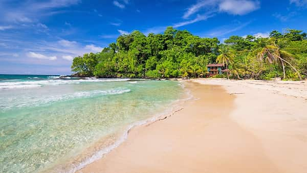 Playa-de-la-rana-roja 14 Playas de Panamá: Destinos imperdibles para relajarse y explorar