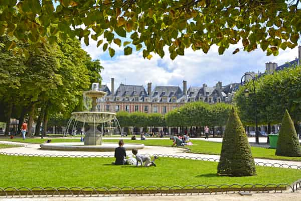 Plaza-de-los-Vosgos 6 Lugares para hacer picnic en París: Disfruta de la ciudad al aire libre