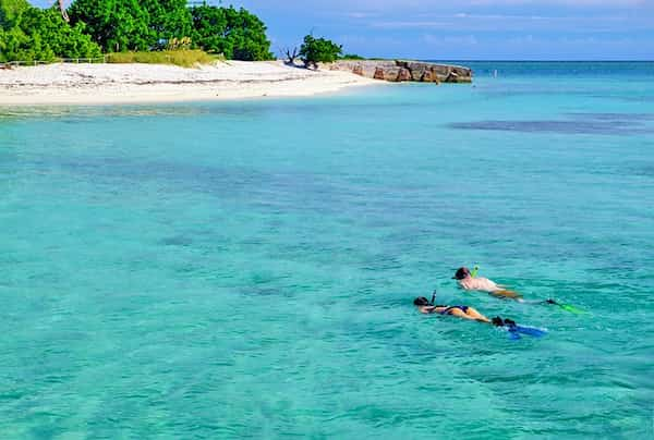 Practique-snorkel-o-buceo-en-los-Cayos-de-Florida 19 Mejores cosas para hacer en Florida: Experiencias únicas que no puedes perderte