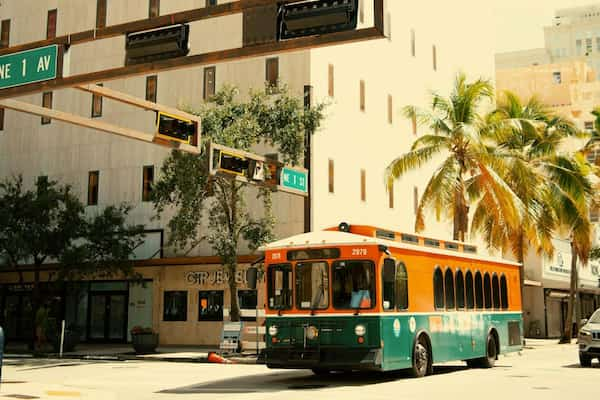 De-Miami-a-Napoles-en-bus 4 Formas de viajar de Miami a Nápoles: Rutas recomendadas