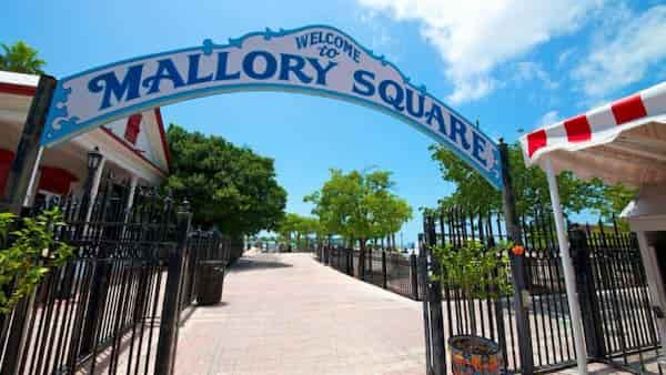 Diviertete-en-Mallory-Square-Key-West 15 Atracciones turísticas en los Cayos de Florida