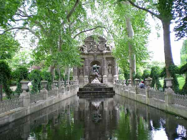 Fuente-de-los-Medici-Jardines-de-Luxemburgo Conoce 5 Hermosas fuentes de París ¡Lugares perfectos para una foto inolvidable!