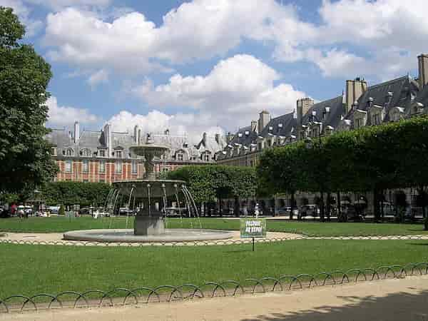 Plaza-de-los-Vosgos Visita los hermosos jardines de París: Naturaleza y elegancia en cada rincón