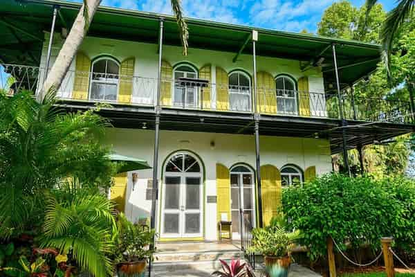 Visita-la-casa-y-el-museo-de-Ernest-Hemingway-en-Key-West 15 Atracciones turísticas en los Cayos de Florida