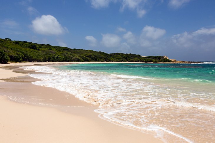 Bahia-de-la-Media-Luna-Antigua Mejores playas del caribe: Arenas y Aguas Brillantes