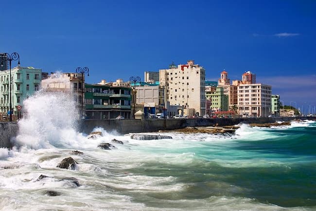 El-Malecon-La-Habana Lugares turísticos de Cuba ¡Paraísos por explorar!