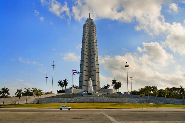 Plaza-de-la-Revolucion-y-el-Memorial-a-Jose-Marti-en-La-Habana Lugares turísticos de Cuba ¡Paraísos por explorar!