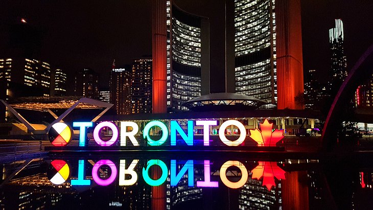 Ayuntamiento-y-plaza-Nathan-Philips Principales atracciones turísticas de Toronto