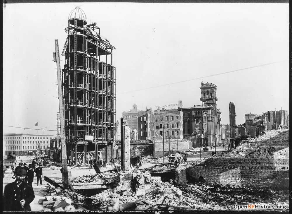 El-edificio-Sentinel-es-propiedad-de-Francis-Ford-Coppola-Torre-Columbus-de-San-Francisco Torre Columbus de San Francisco: 9 Datos que debes conocer