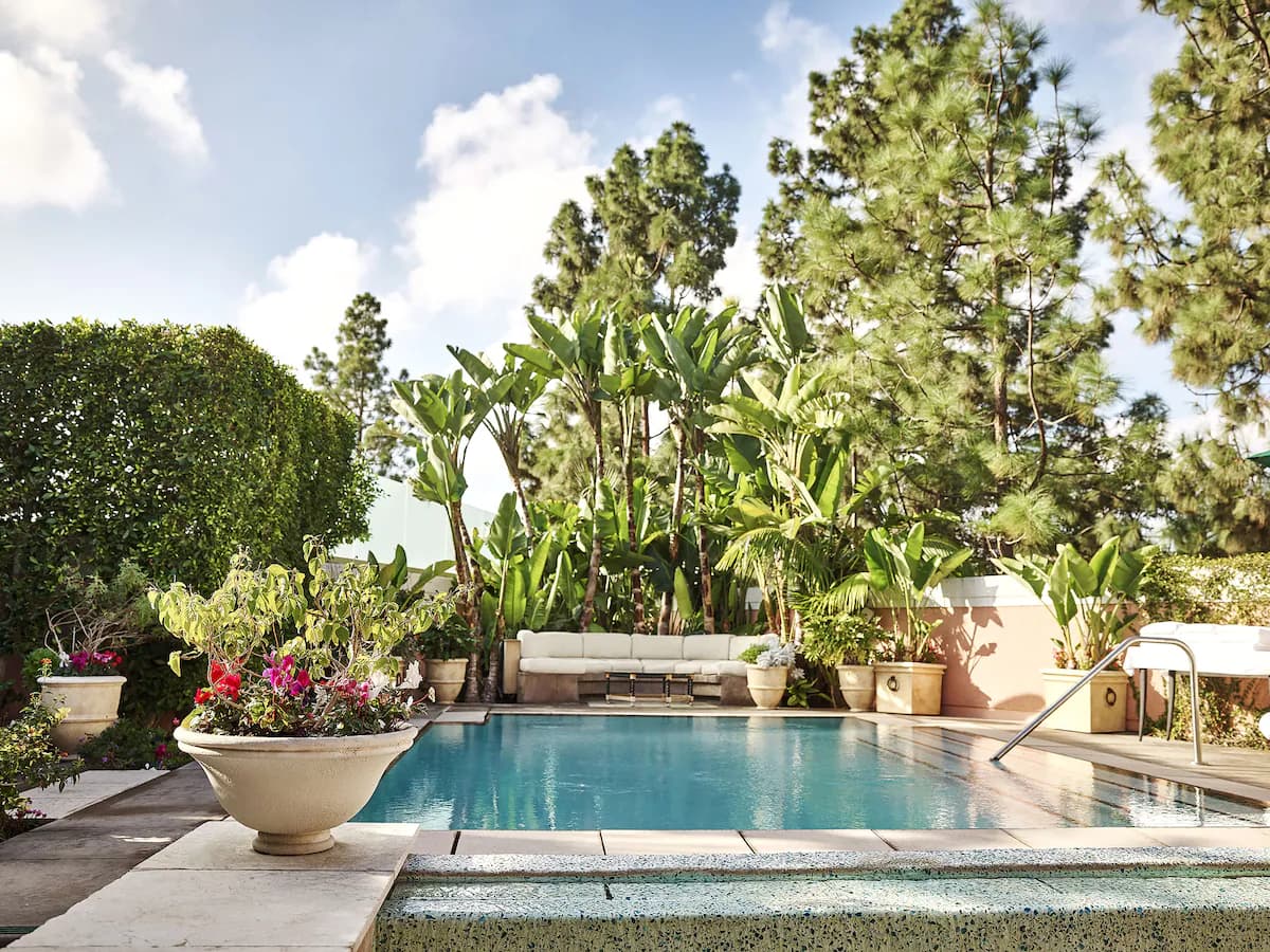 Hotel-Beverly-Hills-piscina 14 hoteles boutique en Los Ángeles que destacan por su encanto y estilo