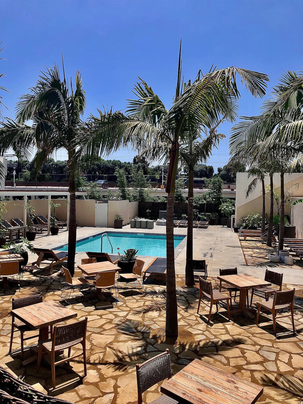 Hotel-June-West-LA-piscina 14 hoteles boutique en Los Ángeles que destacan por su encanto y estilo
