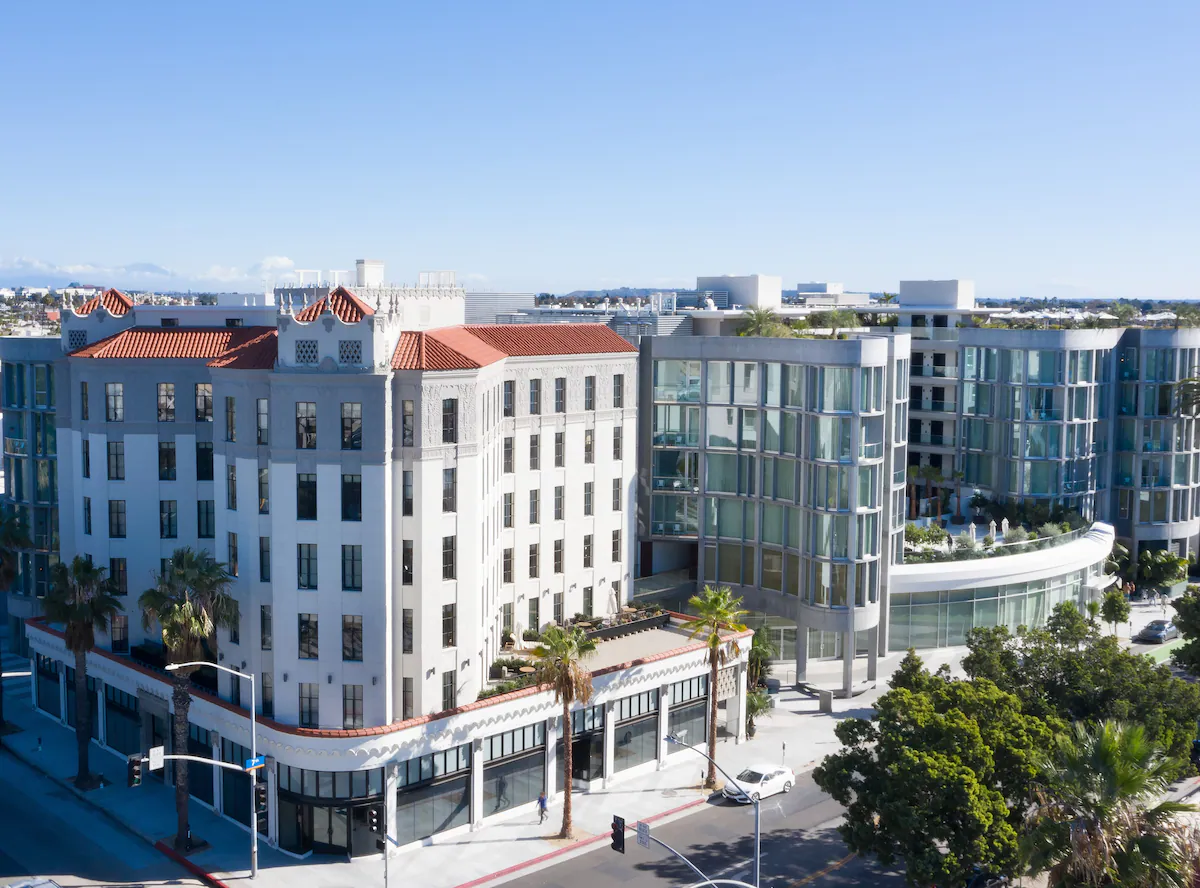 Hotel-Santa-Monica-Proper-hoteles-boutique-en-Los-Angeles-fachada 14 hoteles boutique en Los Ángeles que destacan por su encanto y estilo