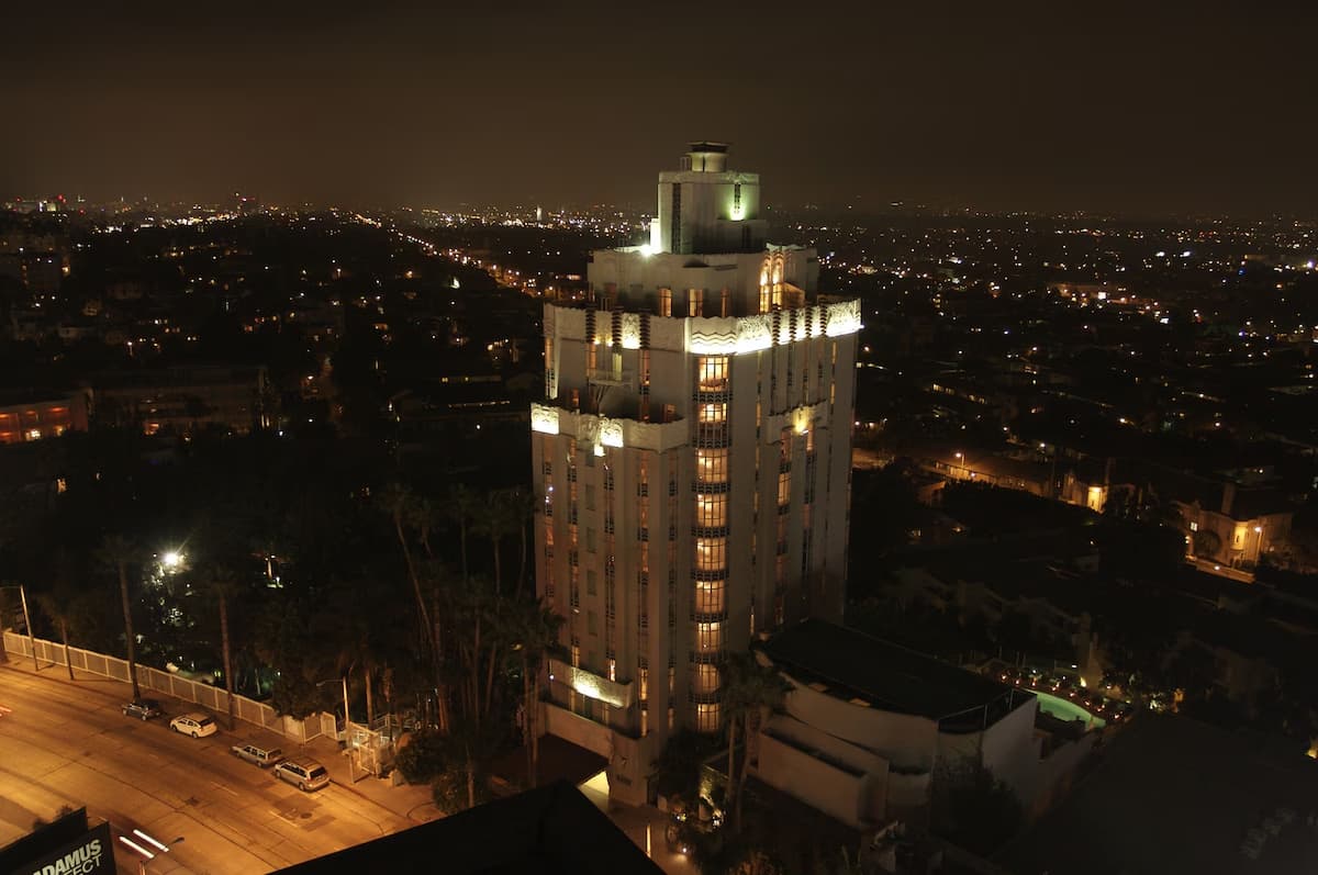 Hotel-Sunset-Tower-hoteles-boutique-en-Los-Angeles-fachada 14 hoteles boutique en Los Ángeles que destacan por su encanto y estilo